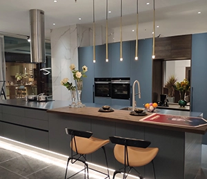 BMV Gray Modern Style Kitchen Cabinet kasama ang Island